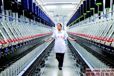紗廠巧手女工范冬云代表:紡織業(yè)需要&ldquo;智造&rdquo;注入新血液